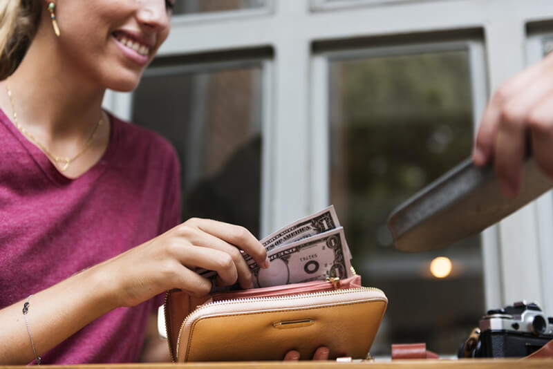 Entrega de un giro de dinero en una oficina de la red